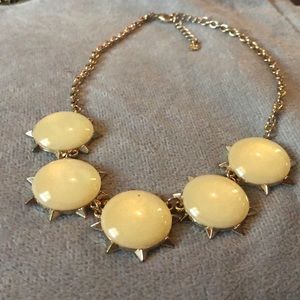 Good off white shimmery necklace